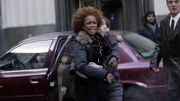 Carmen Rivera (Aunjanue Ellis, l.) ist eine wichtige Zeugin in einem Mordfall. Detective Wheeler (Julianne Nicholson) und ihr Kollege Logan (Chris Noth) fahren die Frau zum Ort des Geschehens und können sie nur schwer zurückhalten.