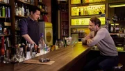 Dr. Martin Stein (Bernhard Bettermann, re.) kreuzt ausgerechnet in der Bar auf, in der Dr. Philipp Brentano (Thomas Koch, li.) vorübergehend angeheuert hat. Beiden ist es sichtlich unangenehm, doch nach einer Weile kommen sie ins Gespräch. Brentano erzählt, dass Sarah Marquardts Vertragsangebot weit unter seinen alten Konditionen lag und Martin lässt durchblicken, dass das alles hinter dem Rücken von Klinikleiter Dr. Heilmann geschehen ist. Dass macht Philipp Mut, weiterzupokern, bis er seine alten Vertragskonditionen zurück hat.