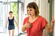 Das Blatt hat sich gewendet: Emily (Sarah Mahita, li.) hilft Leo (Morgane Ferru, re.), ihre Panikattacke zu überwinden.
