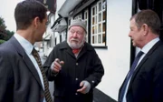 DS Dan Scott (John Hopkins, l.), Benbow (Freddie Jones, M.) und DCI Tom Barnaby (John Nettles, r.).
