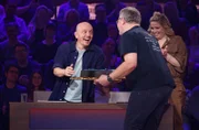 Happy Birthday Bernhard! Elton (2.v.r.) überreicht Rateteam-Kapitän und Hobby-Handwerker Bernhard Hoëcker (l.) eine Geburtstagstorte in Form einer Bohrmaschine (mit Schauspielerin Caroline Frier r.).