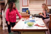 (v.li.): Katy Mixon (Katie Otto), Meg Donnelly (Taylor Otto).