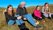 Osterbräuche auf der Insel. Auf Baltrum trafen sich die Insulaner in jedem Jahr an der Osterdüne zum „Eiertrullern“ und „Eierbicken“. Insulanerin Anneliese Junker erklärt den Mädchen aus der Inselschule, wie das geht. Namen der Mädchen v.l.n.r.: Laura Possekel, Anneliese Junker, Juliane Wagner, Lientje Otto