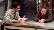 Detective Nick Amaro (Danny Pino) verhört Cesar (Justin Gregory Lopez, r.). Ist er ein Mitglied einer brutalen Latino-Gang?