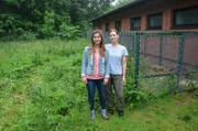 Anna (links) und Miriam stehen vor dem Wildkaninchengehege. Darin wachsen die Jungtiere heran, bevor sie auf dem Gelände der Station ausgewildert werden.