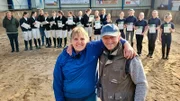 Albert mit Tochter Silke und ihren Reitabzeichen Absolventinnen nach bestandener Prüfung; NDR Fernsehen ARD-HOFGESCHICHTEN - ACKERN ZWISCHEN ALPEN UND OSTSEE, "Die Schweine büxen aus", am Sonntag (13.10.24) um 15:15 Uhr. Albert mit Tochter Silke und ihren Reitabzeichen Absolventinnen nach bestandener Prüfung © NDR/Peter Janßen, honorarfrei - Verwendung gemäß der AGB im engen inhaltlichen, redaktionellen Zusammenhang mit genannter NDR-Sendung und bei Nennung "Bild: NDR/Peter Janßen" (S2+). NDR Presse und Information/Fotoredaktion, Tel: 040/4156-2333 oder -2305, pressefoto@ndr.de