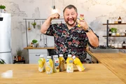 Milchdrinks mit Bananengeschmack: Sebastian Lege zeigt, dass die Drinks kaum echte Frucht enthalten.