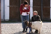 Monika und Xaver sind auf den Hof von Bauer Kurz gekommen, um Ziege Frau Gregor abzuholen. Von links: Monika Vogl (Christine Reimer) und Xaver (Michael Schreiner).