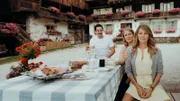 Katharina (Luise Bähr, r.) genießt das Leben auf dem Hof mit ihren Freunden Emilie (Stefanie von Poser, M.) und Tobi (Markus Brandl l.).