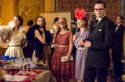 Raúl de la Riva hat Ana, Clara, Rita und Luisa zu einem Maskenball mitgenommen (v.l.n.r.: Paula Echevarría, Marta Hazas, Cecilia Freire, Manuela Vellés, Asier Etxeandia).