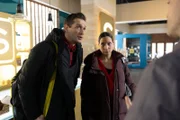 Deniz (Igor Dolgatschew, l.) und Charlotte "Charlie" (Shaolyn Fernandez) sprechen mit Ben (Jörg Rohde, Rückansicht).