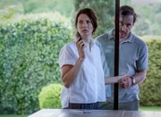 Anton Hofbauer (Clemens Berndorff) und Miriam Hofbauer (Anna Rot) sind in Sorge um ihre Tochter und hoffen auf eine Nachricht des Entführers.
