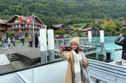 Die Schweiz erlebt einen Rekordansturm von Touristen – viele von ihnen kommen aus Asien. Sie pilgern an die Drehorte einer Netflix-Serie und lösen dadurch Wut bei Anwohnern aus.