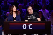 Rateteam-Kapitän Elton (r.) und die zweifache Olympiasiegerin im Eiskunstlaufen, Katarina Witt (l.) bilden ein Rateteam.