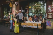 Alle beisammen - Von links: Aylin (Gülseren Erkut), Luna (Maja Bons), Fred (Wilson Gonzalez), Maya (Zeynep Bozbay), Marianne (Eva Weißenborn), Helmut (Torsten Michaelis), Rashid (Falilou Seck)