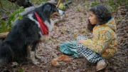 Amy (Melody Rose) fragt sich, warum Pepper ein totes Eichhörnchen aus dem Wald anschleppt…