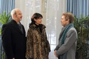 Götz (Andreas Borcherding, l.) freut sich, dass sein Sohn Markus (Tobias Dürr, r.) und Eva zusammen sind. Doch in Barbara (Nicola Tiggeler, M.), die eine folgenreiche Nacht mit Markus verbracht hat, wächst die Missgunst.