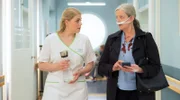 Krankenpflegerin Miriam Schneider (Christina Petersen, li.) kennt Dr. Vivien Meinhart (Sybille J. Schedwill, re.) als ihre ehemalige Paartherapeutin. Nun versucht Miriam umgedreht auch ihr zu helfen und der Ursache für Viviens Situation auf den Grund zu gehen.