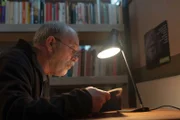 In der Haft befasst sich John William Cooper (Keith Allen) unter anderem mit der Weiterentwicklung von DNA-Beweisen.
