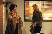 Caro muss sich eine Ausrede einfallen lassen, als Rosi sie in ihrem Büro ertappt. Von links: Rosi Brunner (Brigitte Walbrun) und Caroline Ertl (Teresa Rizos).