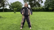 Im Hetzanzug soll Nina beim Polizeihunde-Schutztraining vor Bissen sicher sein. (Nina Ploghaus).