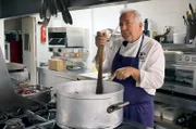 Küchenchef Frédéric Lacave bereitet eine Gardianne de taureau zu.