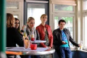 Caro versucht herauszufinden, warum die Kirchleitner-Limonade bei den Jugendlichen nicht gut ankommt. Von links: Nina Kreutzer (Andrea Schmitt), Yvonne Preissinger (Alexa Eilers), Caroline Ertl (Teresa Rizos) und Florian Brunner (Tommy Schwimmer).
