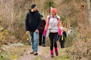 Dennis Petzold (Tim Bülow, l.) scheint Interesse an Ermittlerin Lilly Funke (Tatjana Kästel) zu haben, die sich undercover in die Wandergruppe des Opfers eingeschleust hat. Bringt Lilly sich durch ihren Einsatz in Gefahr? (Komparsen im Bild)