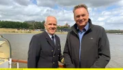 Axel Bulthaupt und Kapitän Andreas Weber auf der Elbe.
