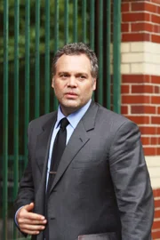 Detective Robert Goren (Vincent D'Onofrio) kämpft an vielen Fronten: Er muss sich um den Fall einer toten Pfarrersfrau und um seine kranke Mutter kümmern.