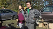 Jasmin und Marcel auf dem Flohmarkt.
