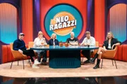 Von Links: Merlin Sandmeyer, Sophie Passmann, Maren Kroymann, Jumbo Schreiner, Tommi Schmitt und Elena Carričre im Studio von "Neo Ragazzi".