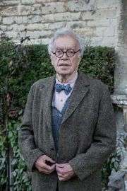 Professor Hilary Ambrose (James Laurenson) fühlt sich verfolgt, denn er hütet ein wertvolles Geheimnis. Als ein Student der Universität kurze Zeit später ermordet wird, fällt der Verdacht schnell auf den paranoiden Professor. Hat seine Angst vor Verfolgern ihn selbst zum Mörder werden lassen?