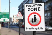 Warnschild in Catford, einem Distrikt im Südosten Londons. Hier besteht eine dauerhafte hohe Luftverschmutzung.