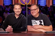 Rateteam-Kapitän Elton (r.) und der Schriftsteller Sebastian Fitzek (l.) bilden ein Rateteam.