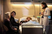 Als Theres der Ärztin Vorwürfe macht, verteidigt Sebastian deren Arbeit. Von links: Theresa Brunner (Ursula Erber), Sebastian Wildner (Herbert Ulrich), Valentina Götz (Lilly Reulein) und Ärztin Brandl (Annalena Duken).