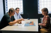 Finn Kiesewetter (Sven Martinek, l.) und Lars Englen (Ingo Naujoks, M.) verhören Ingrid Holtmann (Barbara Krabbe, r.).