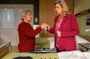 Sarah Marquardts (Alexa Maria Surholt) neuer und etwas aufdringlicher Nachbar Olaf Maischer (Volker Zack) bitte sie nach seiner Katze zu sehen, diese zu füttern und auch die Katzentoilette müsste gereinigt werden.