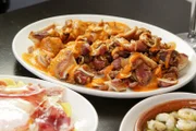 Gegrilltes Schweineohr, „Huervos Rotos“ und „Gambas al Ajillo“ sind nur einige der Tapas, die im „La Casa del Abuelo“ in der Nähe der Plaza del Sol in Madrid angeboten werden.