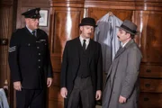 Sergeant Goodfellow (John Burton, l.) und Inspector Mallory (Jack Deam, r.) ermitteln in dem Fall und holen sich Informationen über die Verdächtigen von Hausmeister Stanley Crawford (Steve Furst, M.). Nach dem Gespräch steht für Inspector Mallory schnell fest, wer der Mörder ist.