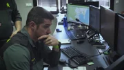 The border guards suspect that the man is smuggling drugs into the country. And the suspicion is confirmed: The passenger has been taped under his sports trousers - a number of parcels of white powder are stuck to his legs.