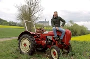 In Pose vor dem mittelalterlichen Kloster Neresheim: Moderator Sven Tietzer zieht es anschließend mit seinem Porsche-Trecker "Brunhilde" zum Maibaumstellen auf dem Härtsfeld (Ostalb).