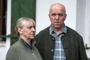 Marie (Johanna Bittenbinder) und Johann Unger (Heinz-Josef Braun) machen sich große Sorgen um ihre Tochter Lisa. Aber sie sind auch froh, ihre Tochter als Folge der Amnesie wieder bei sich zu haben, obwohl die Familie eigentlich zerstritten war.