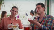 Fabian Köster (l.) und Lutz van der Horst (r.) im Gespräch mit der Betreiberin einer Kultkneipe in El Arenal auf Mallorca.