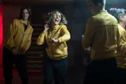 Nachdem Alex Rider (Otto Farrant, 2.v.r.) Musik in der Küche aufdreht, beginnen James (Earl Cave, l.) und Laura (Katrin Vankova, M.) ausgelassen zu tanzen. Dass dies in der Eliteschule strengstens verboten ist, interessiert die drei nicht. Kyra (Marli Siu, r.) ist die einzige, die darüber besorgt ist.