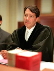 Ulrich Wetzel ist der vorsitzende Richter in der Gerichtssendung. Er verhandelt schwere Delikte wie fahrlässige Tötung, Brandstiftung oder Diebstahl.
