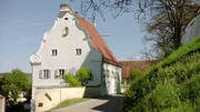 Der denkmalgeschützte Pfarrhof in Rennertshofen bei Neuburg an der Donau.