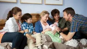 Hans (Heiko Ruprecht, r.) und Susannes (Nathalie O'Hara, M.) Baby ist da. Lilli (Ronja Forcher, l.), Jonas (Fabian Elias Huber, 2. v. l.) und Lisbeth (Monika Baumgartner, 2. v. r.) freuen sich mit den beiden.