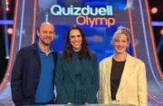 Moderatorin Esther Sedlaczek (M.) mit den Kandidaten des Teams "Schauspiel": Moritz Führmann (l.) Anna Schudt (r.).