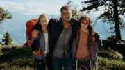 Susanne (Barbara Sotelsek, l.) und ihr Sohn Jonas (Julius Gause, r.) versuchen auf eigene Faust den verletzten Robert (Simon Böer, M.) ins Tal zu bekommen.